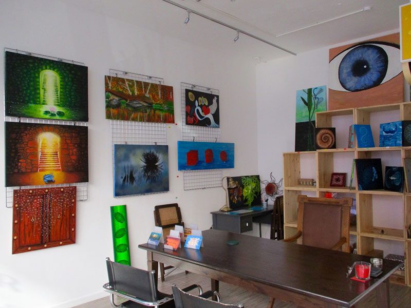 Der große Tisch in der Galerie, an dem die Kurse stattfinden