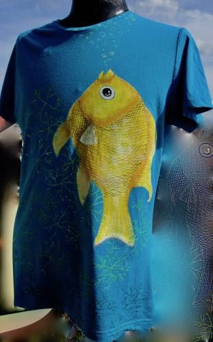 Blaues T-Shirt mit gelbem Fisch