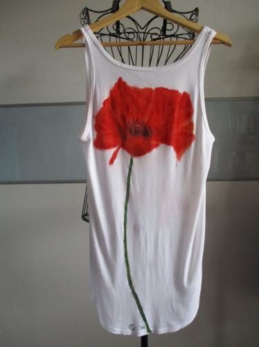 Handbemaltes Longshirt mit roter Mohnblume